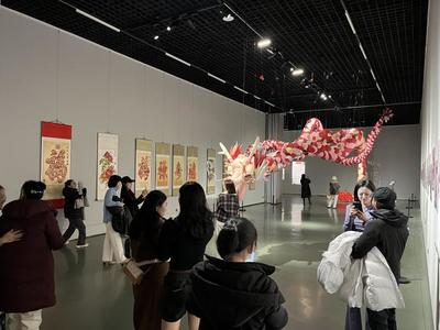 "赏画"过节成为威海新风尚--威海市开展"新生活 新风尚 新年画"活动,让优秀传统文化散发新时代魅力